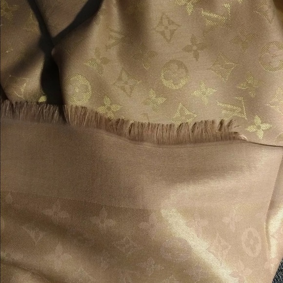 Auth. Vuitton Châle Monogram Beige & Gold Shawl in Metallic Lurex Silk Jacquard - Picture 5 of 9